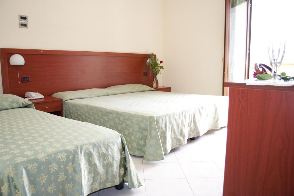 Hotel Felix Scalea Zimmer foto